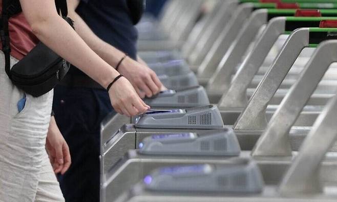 서울 시내 지하철역에서 시민들이 개찰구에 교통카드를 찍고 탑승하고 있다. 연합뉴스