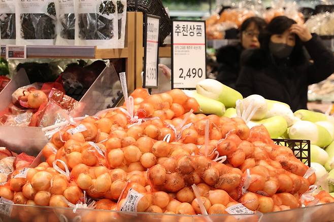 서울 시내 대형마트의 양파 판매대 모습. 연합뉴스