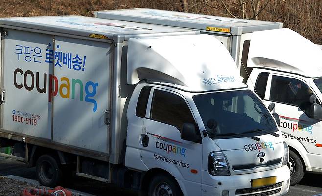 한 쿠팡 물류센터 앞에 쿠팡 로켓배송 차량이 줄지어 서 있다. 김성태 객원기자