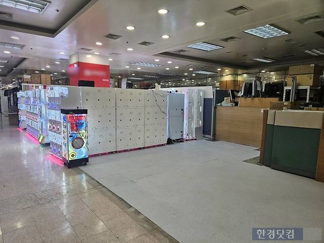 지난 6일 오전 서울 서초구 서초동 국제전자센터 8층에 PC 매장과 굿즈 관련 매장이 같이 들어선 공간 사이 공실이 생겼다. /사진=박수빈 기자