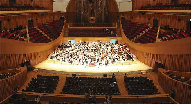 객석은 어둡고 무대만 환한 공연장. 왜 우리는 깜깜한 객석에 앉아 몇 시간 동안 꼼짝 못 하고 조용히 해야만 하는 걸까? (매경DB)