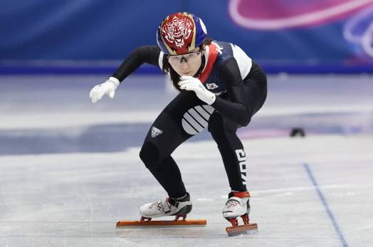 2026 밀라노·코르티나담페초 동계올림픽에 출전하는 최민정이 9일(한국시간) 이탈리아 밀라노 아이스스케이팅 아레나에서 스타트 훈련을 하고 있다. 연합뉴스