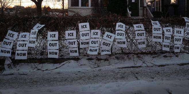 1월29일 미네소타주의 한 주택 앞에 연방 이민세관단속국(ICE) 반대 표지판이 세워져 있다. ⓒAFP 연합