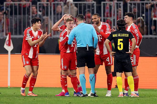 김민재가 지난달 22일 UCL 위니옹 생질루아즈전에서 두 번째 경고를 받아 퇴장 명령을 받자 동료들과 함께 주심에 항의하고 있다. Getty Images코리아