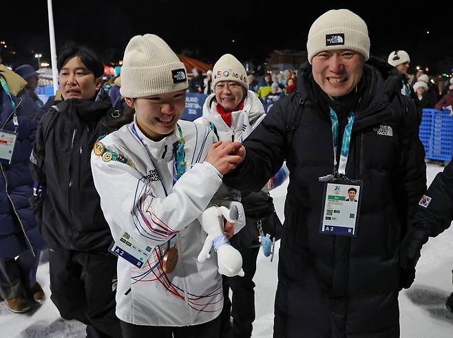 9일(현지시간) 이탈리아 리비뇨 스노파크에서 열린 2026 밀라노-코르티나담페초 동계올림픽 스노보드 여자 빅에어 시상식에서 동메달을 차지한 유승은이 김윤만 대한체육회 훈련본부장으로부터 축하를 받고 있다. 2026.2.10 /연합뉴스