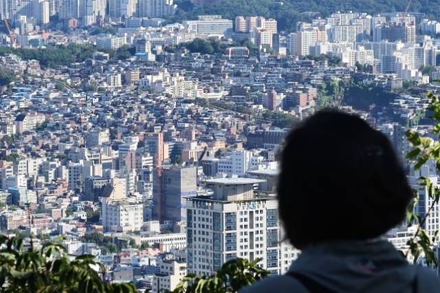 사진은 서울 남산에서 바라본 아파트 및 주택단지들. 연합뉴스