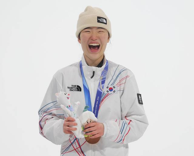 2026 밀라노코르티나담페초 동계올림픽 스노보드 여자 빅에어 시상식에서 동메달을 차지한 유승은이 시상대에 올라 미소를 짓고 있다.
