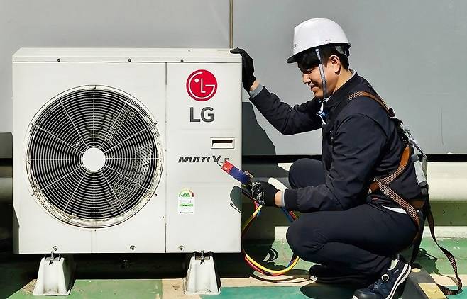 폐기물로 처리되던 에어컨 실외기에서 희토류 자석을 회수하는 실증사업이 추진된다. 이순환거버넌스에서 에어컨 실외기를 수거해 영구자석이 포함된 로터(rotor)만 별도로 회수하고, LG전자에서 자기장 탈자 방식을 적용해 영구자석을 추출하는 구조다. 사진은 지난해 3월, LG전자 에어컨 사전점검 서비스 관련 보도자료 이미지. (사진 LG전자)/뉴스펭귄