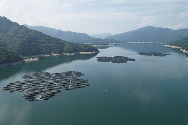 한국동서발전과 한국수자원공사가 지난 2023년 소양강댐 상류에 준공한 8.8메가와트(㎿) 규모 양구 수상태양광 발전설비. 한국수력원자력이 1.2기가와트(GW) 규모로 추진 중인 새만금 수상태양광은 사진 속 설비의 136배다. (사진=동서발전)