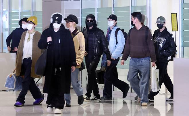 그룹 방탄소년단이 해외 일정을 마치고 9일 오후 인천국제공항을 통해 귀국하고 있다.(사진=뉴스1)