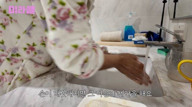 윤미라는 먼저 손을 비누로 깨끗하게 씻은 뒤 미지근한 물로, 클렌징 제품을 쓰지 않고 얼굴을 부드럽게 닦아냈다. 사진=유튜브 채널 '미라클' 캡처