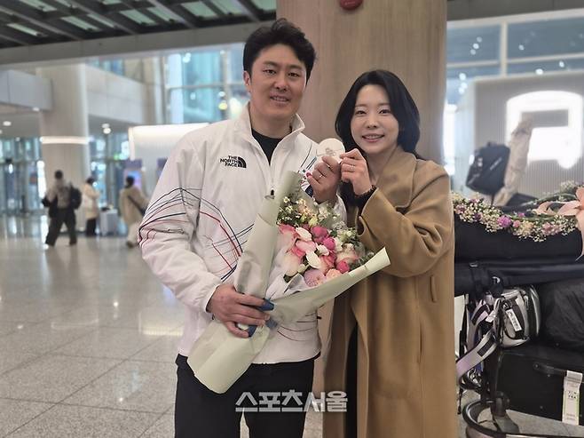 스노보드 은메달 김상겸(왼쪽)과 그의 아내 박한솔 씨가 10일 인천공항에서 포즈를 취하고 있다. 사진 | 인천공항=박준범기자