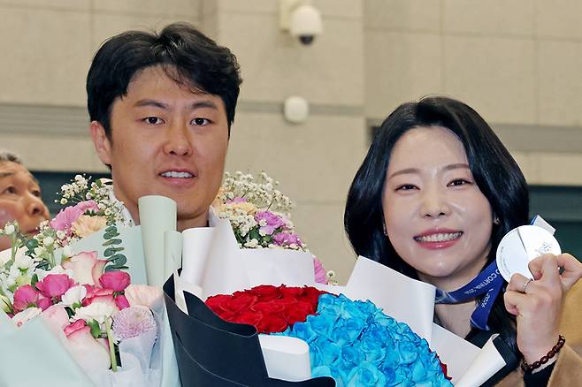 스노보드 은메달 김상겸(왼쪽)과 그의 아내 박한솔 씨. 사진 | 인천공항=연합뉴스