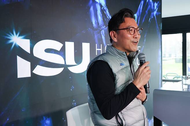 김재열 IOC 집행위원 겸 ISU 회장이 9일 이탈리아 NH 밀라노 콩그레스 센터에서 열린 기자간담회에서 취재진 질문에 답변하고 있다. 사진 | 연합뉴스