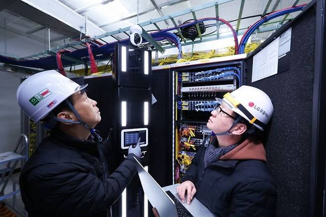 LG유플러스는 AI 에이전트와 디지털 트윈 기반 기술을 상용망에적용해 네트워크 운영 전반을 자율화하는 '자율 운영 네트워크' 전략을 본격화한다고 10일 밝혔다. LG유플러스 직원이 AI 자율주행 로봇 '유봇'(U-BOT)을 소개하고 있다. LG유플러스 제공