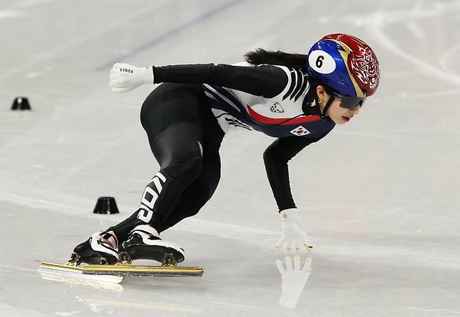 김길리가 10일(현지 시각) 이탈리아 밀라노 아이스스케이팅 아레나에서 열린 올림픽 쇼트트랙 여자 500m 예선에서 역주하고 있다./연합뉴스