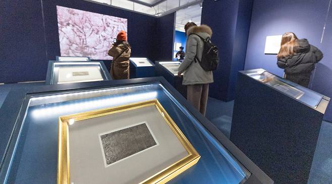 10일 오후 '쓰다 이중섭' 전시장에서 관람객들이 은지화 섹션을 살펴보고 있다./이태경 기자