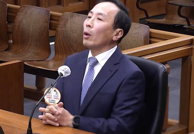 박성재 전 법무부 장관의 내란 중요임무 종사 등 혐의 사건 재판에 증인으로 출석한 류혁 전 법무부 감찰관이 박 전 장관이 12·3 비상계엄 당시 법무부 간부회의에서 했던 말투와 표정을 따라하고 있는 모습. 서울중앙지법 제공