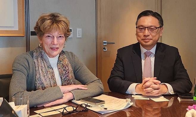 코리아소사이어티의 에이브러햄 김 신임대표(오른쪽)와 캐슬린 스티븐스 이사장.