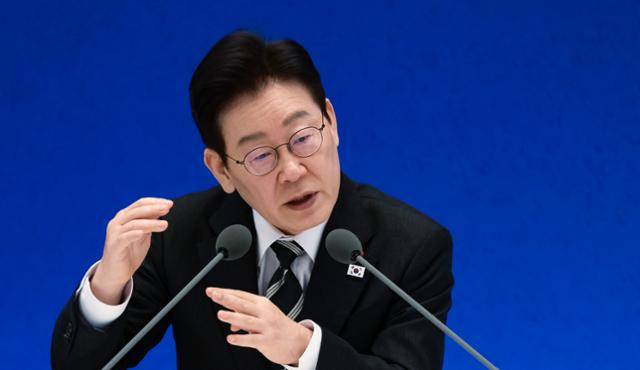 지난달 21일 청와대 영빈관에서 열린 2026 신년 기자 간담회에서 이재명 대통령이 퇴직연금 등에 대해 설명하고 있다. 왕태석 선임기자