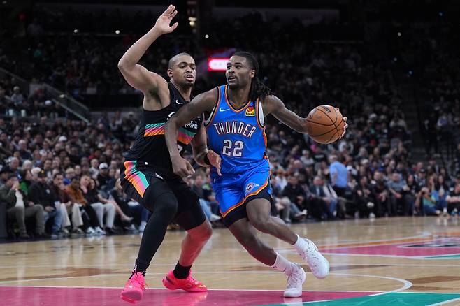 <yonhap photo-2893=""> Oklahoma City Thunder guard Cason Wallace (22) drives around San Antonio Spurs forward Keldon Johnson (3) during the first half of an NBA basketball game in San Antonio, Wednesday, February. 4, 2026. (AP Photo/Eric Gay)/2026-02-05 12:57:26/ <저작권자 ⓒ 1980~2026 ㈜연합뉴스. 무단 전재 재배포 금지, AI 학습 및 활용 금지></yonhap>