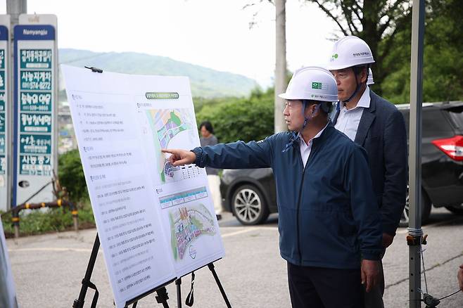 주광덕 남양주시장이 지난해 7월 1일 ‘카카오 디지털 허브’가 들어설 왕숙 도시첨단산업단지 부지를 점검하고 있다. 사진 남양주시