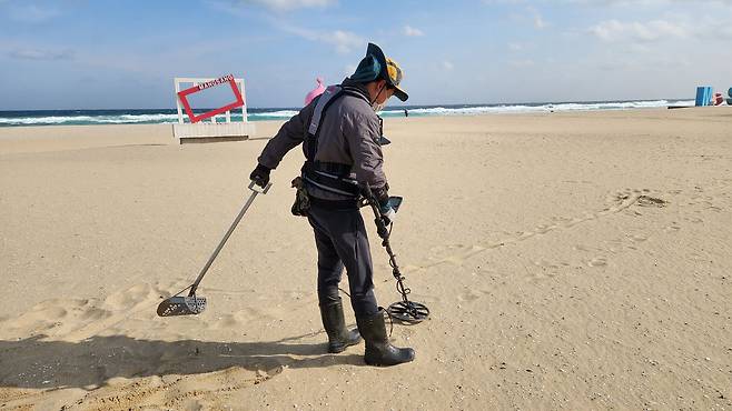 6일 오전 강원 동해시 망상해수욕장에서 오씨가 금속탐지를 하고 있다. 이규림 기자