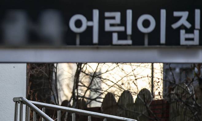 어린이집 경영난이 심화되면서, 정부가 어린이집 퇴로 지원 대책 마련에 본격 착수했다. 뉴시스