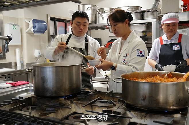조은영 진천선수촌 영양사(가운데)와 김중현 조리장(왼쪽)이 지난 9일 이탈리아 밀라노 시내 남쪽의 로디 지역에 위치한 밀라노 급식 지원센터에서 완성된 음식의 간을 보고 있다. 밀라노|이정호기자