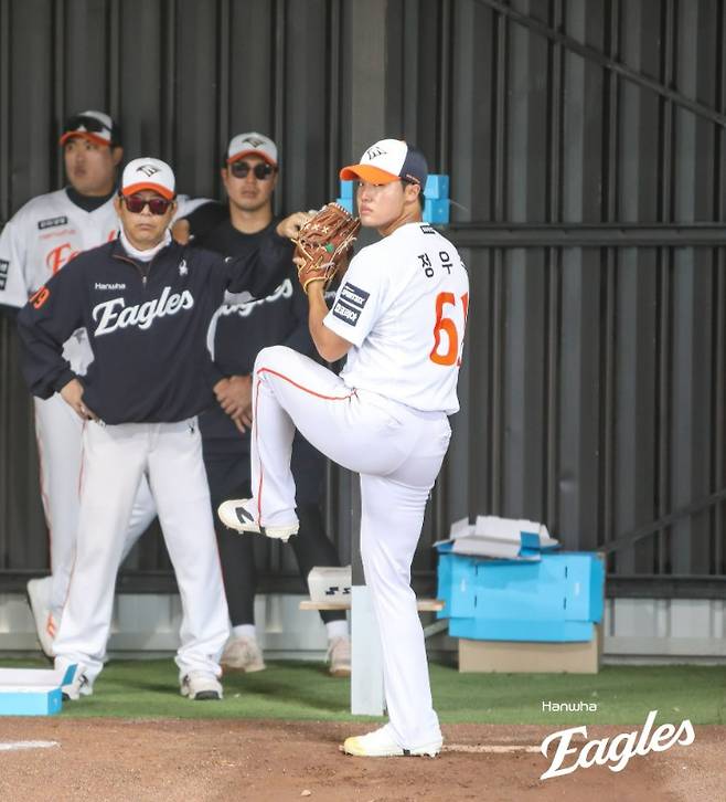 ▲ 사이판 캠프 참가 등 차분하게 몸을 만든 정우주는 첫 연습 경기에서 시속 151km의 공을 던지며 순조로운 페이스를 과시했다 ⓒ한화이글스