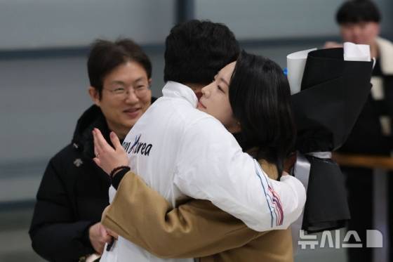 2026 밀라노·코르티나담페초 동계올림픽 스노보드 남자 평행대회에서 은메달을 차지한 김상겸이 10일 귀국 후 아내와 포옹하고 있다. /사진=뉴시스