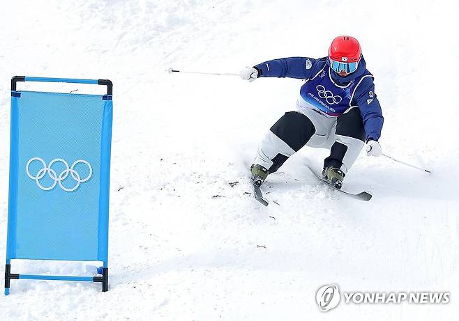 힘찬 첫 도전 (리비뇨=연합뉴스) 류영석 기자 = 10일(현지시간) 이탈리아 리비뇨 에어리얼 모굴 파크에서 열린 밀라노·코르티나담페초 동계올림픽 남자 모굴 예선에서 정대윤이 슬로프를 내려오고 있다. 2026.2.10 ondol@yna.co.kr
