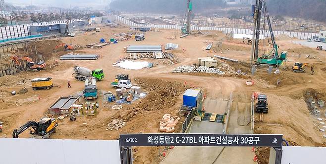 ▲ 화성 동탄 공공주택 공사 현장에서 반출한 토사 일부에 골재가 섞여 무단 방출됐다는 의혹이 제기돼 LH가 조사에 나섰다. 사진은 11일 불법 골재 유출 논란을 빚고 있는 아파트 공사 현장 모습. /전광현 기자 maggie@incheonilbo.com