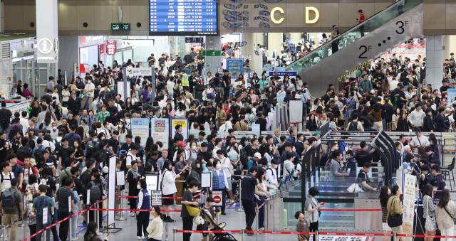 지난해 추석 연휴인 10월 2일 오전 부산 강서구 김해국제공항 국제선 청사가 해외로 떠나려는 여행객들로 붐비고 있다. 부산일보DB
