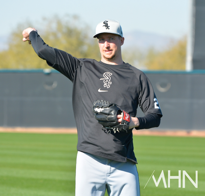 (지난 2024년 시카고 화이트삭스 스프링캠프 때 페디가 캐치볼을 하고 있다)