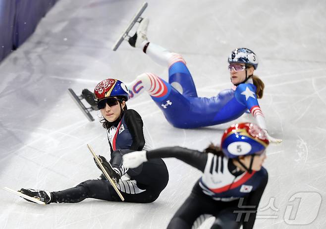 쇼트트랙 대표팀 김길리가 10일(현지시간) 이탈리아 밀라노 아이스 스케이팅 아레나에서 열린 2026 밀라노·코르티나담페초 동계올림픽 쇼트트랙 혼성 2000m 계주 준결승에서 미국 선수와 충돌하고 있다. 2026.2.10 ⓒ 뉴스1 김진환 기자