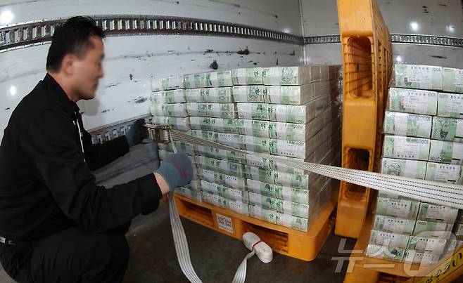 설날을 앞둔 11일 서울 중구 한국은행 본점에서 현금 운송 관계자들이 시중은행에 공급될 설 자금 방출 작업을 하고 있다. 2026.2.11 ⓒ 뉴스1 사진공동취재단