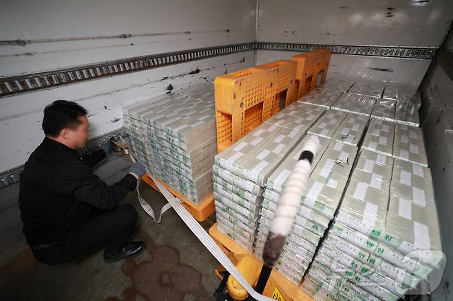 민족 대명절 설을 앞둔 11일 서울 중구 한국은행 본점에서 직원들이 시중은행으로 공급될 설 자금 방출 작업을 하고 있다. 2026.2.11 ⓒ 뉴스1 사진공동취재단