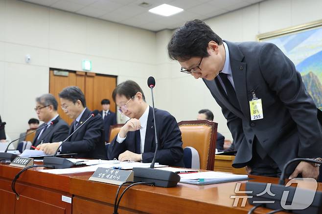 이재원 빗썸 대표가 11일 서울 여의도 국회 정무위원회에서 열린 빗썸의 비트코인 오지급 사태와 관련 긴급현안질의에 출석해 고개 숙여 사과하고 있다. 2026.2.11 ⓒ 뉴스1 신웅수 기자