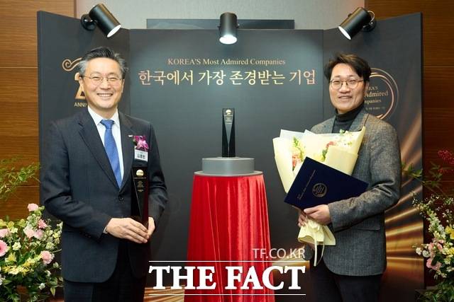 10일 한국능률협회컨설팅 주관으로 여의도 콘래드 서울에서 열린 '2026년 제23차 한국에서 가장 존경받는 기업' 인증식에서 김종헌 풀무원 경영기획실장(사진 왼쪽)이 시상식 후 이동화 풀무원 홍보 상무(사진 오른쪽)와 '한국에서 가장 존경받는 기업' 올스타(All Star) 상패를 들고 기념사진을 찍고 있다. /풀무원