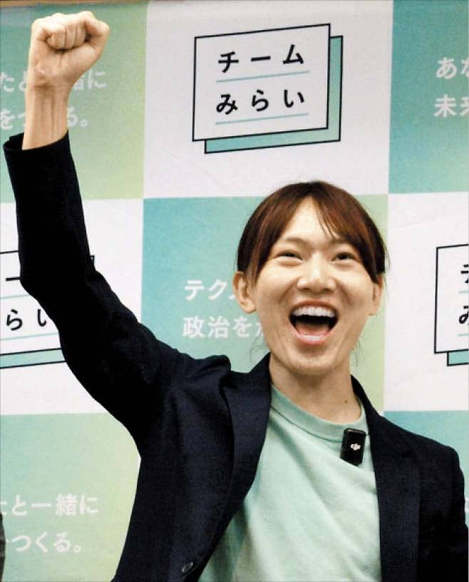 마이니치 신문안노 다카히로 팀 미라이 대표가 창당 후 첫 선거인 지난해 7월 일본 참의원 선거에서 비례 당선이 확정된 뒤 손을 번쩍 들고 기뻐하고 있다.