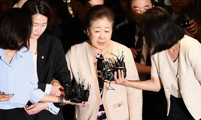 한학자 통일교 총재가 지난해 9월17일 오전 서울 종로구 KT 광화문빌딩 웨스트에 마련된 김건희 특검팀 사무실로 출석하고 있다. 정용일 선임기자 yongil@hani.co.kr