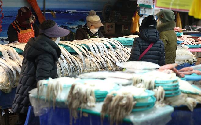 10일 설 명절을 앞두고 경남 창원시 마산합포구 마산어시장에서 시민들이 설 제수를 구매하고 있다. 연합뉴스