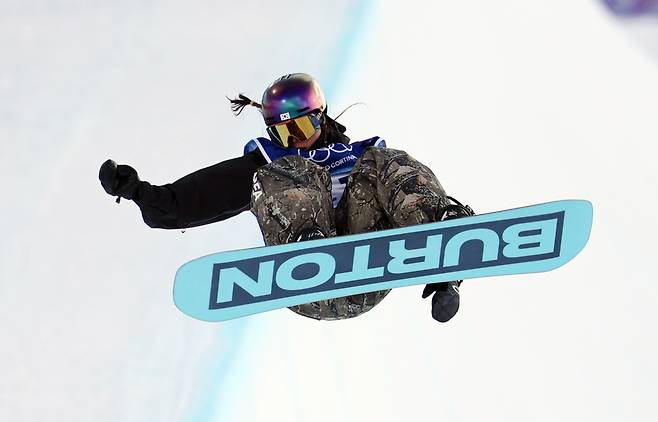 11일(현지시간) 이탈리아 리비뇨 스노파크에서 열린 2026 밀라노-코르티나담페초 동계올림픽 스노보드 여자 하프파이프 예선 2차전에 출전한 최가온이 경기를 펼치고 있다. 연합뉴스