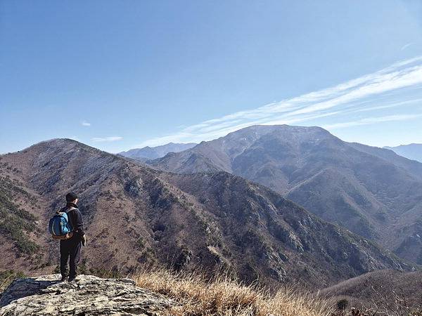억산 전망대에서 본 범봉 가지산 운문산 전경.