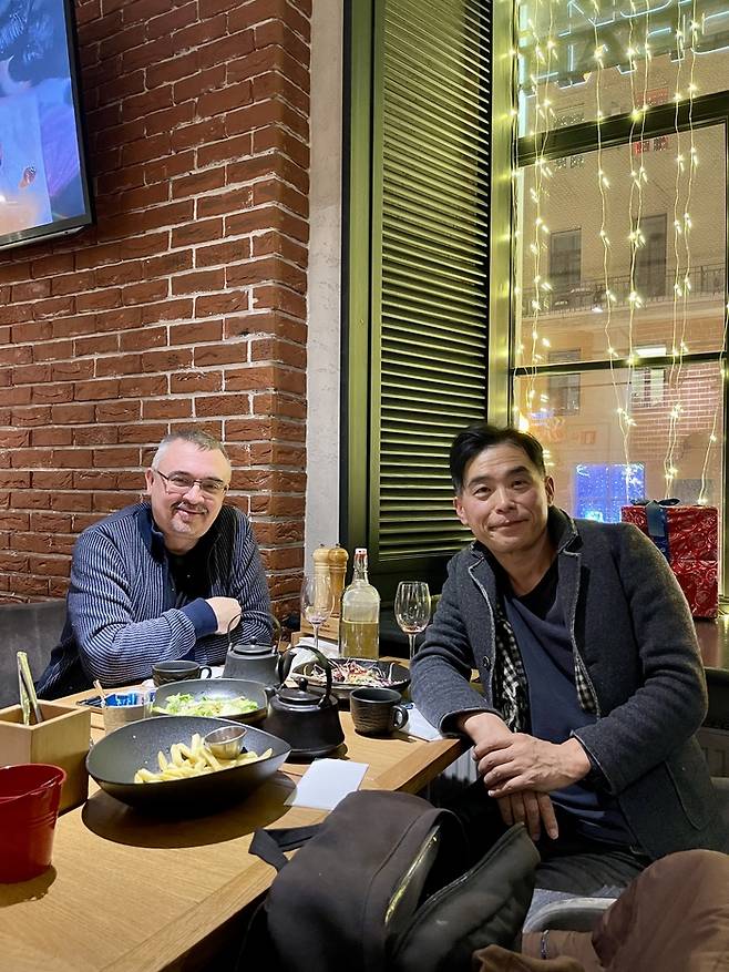 모스크바에서 러시아 신문 ‘사유즈노예 베체’ 기자 미하일 파뉴코프와 만난 김현국씨(오른쪽).