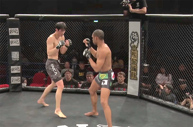 임관우가 2026년 1월 일본 종합격투기 단체 Shooto 도쿄 대회에서 Road to UFC 시즌4 참가자 에페비가 야닉 유지를 상대하고 있다.
사진=株式会社サステイン