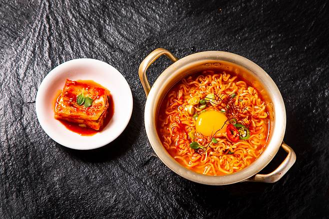 라면에 김치를 곁들인 식사의 나트륨 섭취량은 2135㎎까지 치솟는다. 클립아트코리아 제공