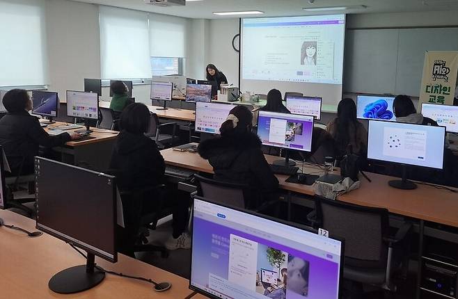 아산시 여성커뮤니티센터 나온은 지난 10일 경력보유여성을 대상으로 한 'AI와 함께하는 디자인 교육'을 개강했다. ⓒ아산시 제공