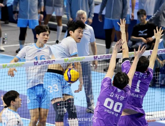 우리카드 박진우(오른쪽)가 김민재의 공격을 블로킹하고 있다. /사진=강영조 선임기자